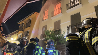 Una vecina y dos bomberos, intoxicados en el incendio de una casa 'okupada' en Lavapiés