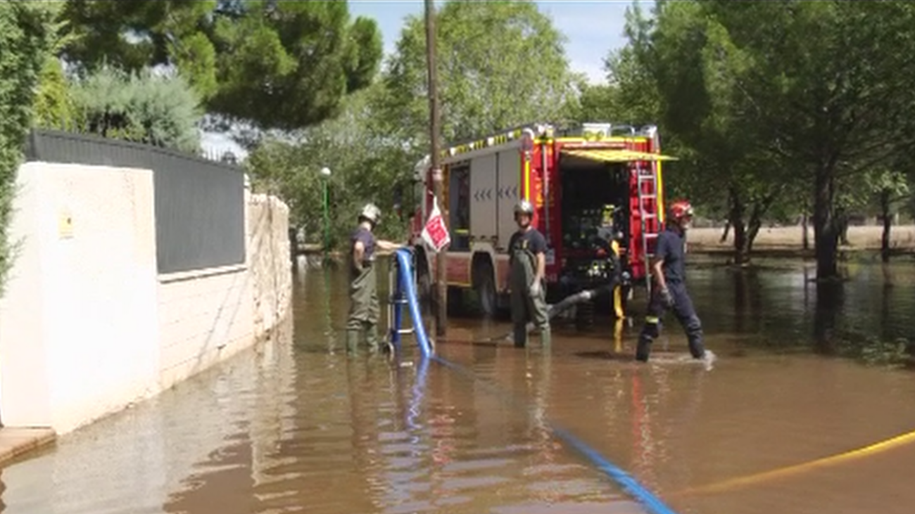 Acompañamos a los Bomberos de la Comunidad en sus labores de achicamiento de agua