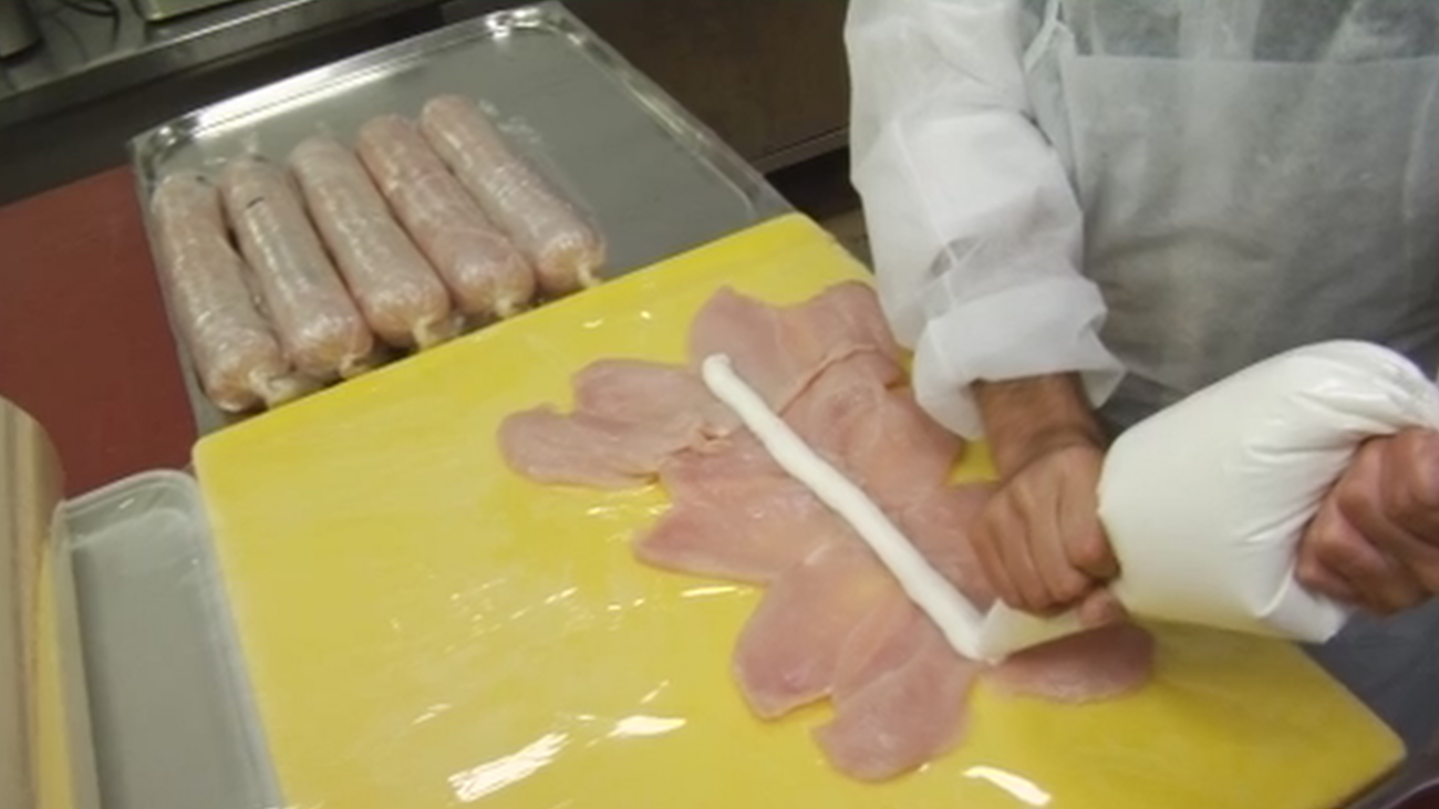 ¿De dónde procede la comida que nos sirven en el avión?