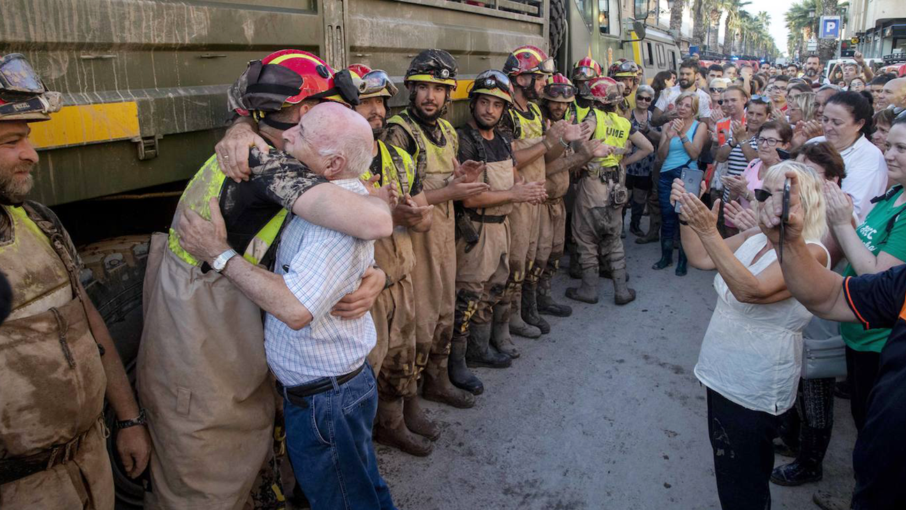 Los vecinos de Alicante y Murcia despiden como héroes a las unidades de la UME