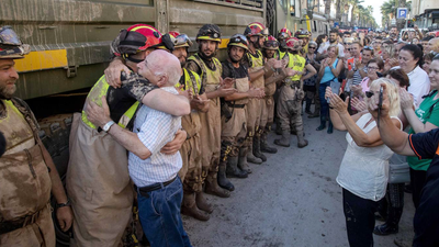 Los vecinos de Alicante y Murcia despiden como héroes a las unidades de la UME