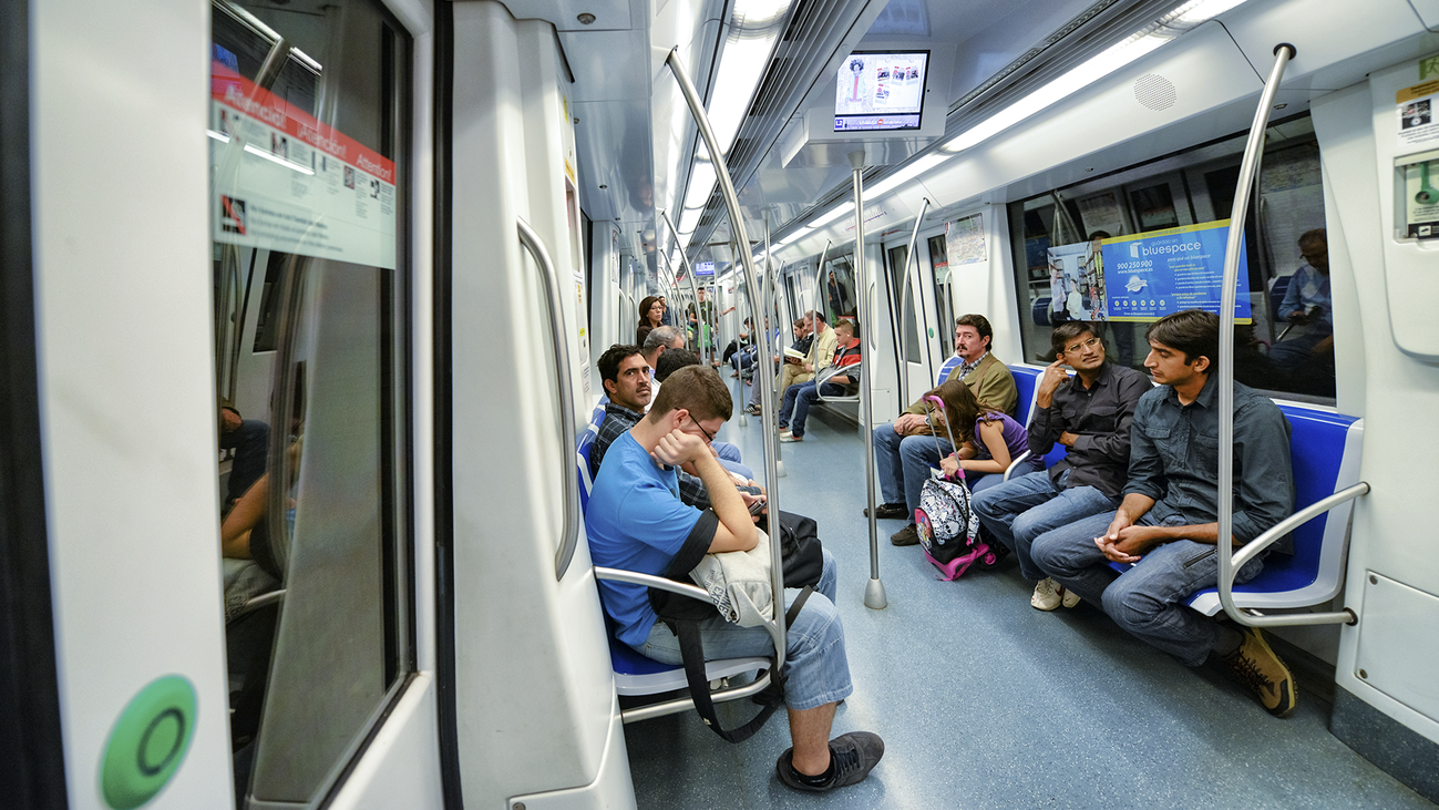 Grupos de ciudadanos patrullan el metro de Barcelona para disuadir a los carteristas
