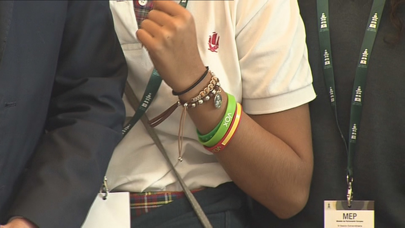 Malestar en la Asamblea por el reparto de pulseras de Vox a menores