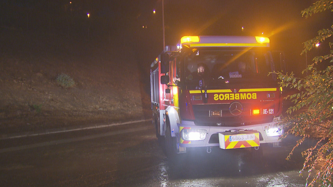 Los Bomberos de Fuenlabrada rescatan a varias personas de sus vehículos en la M-506