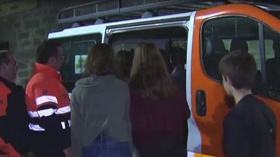 Voluntarios de Protección Civil acompañan a los menores a sus casas durante las fiestas en Moralzarzal