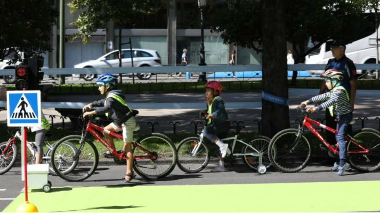Niños en bicicletas