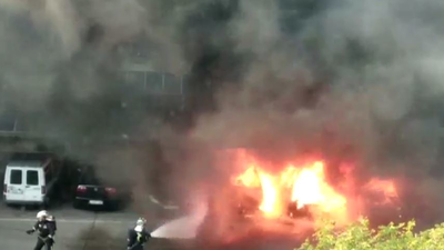 Arden diez coches en un aparcamiento público de Parla