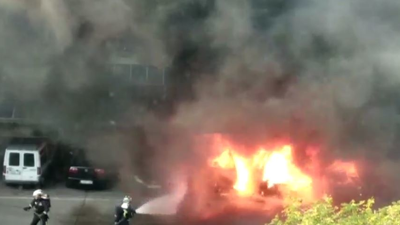 Arden diez coches en un aparcamiento público de Parla