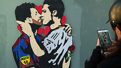 El grafiti de Messi y  Ronaldo besándose sale a subasta