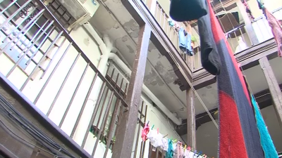 Apuntalados y rodeados de chinches y cucarachas en Lavapiés