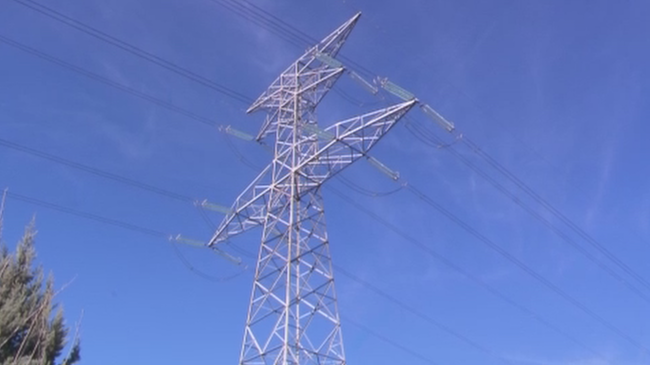 El "peligro" de vivir a metros de una torre de alta tensión en Arroyomolinos