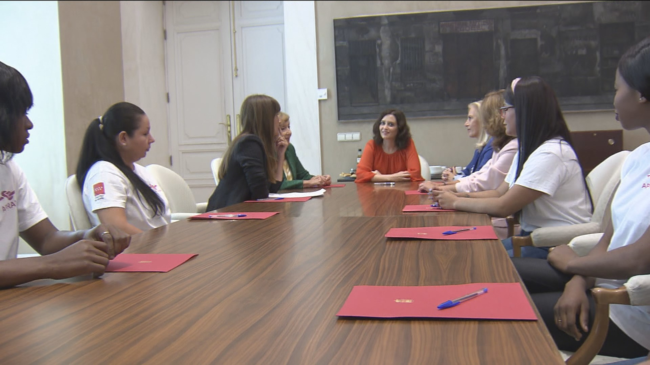 Ayuso impulsará una estrategia de empleo para las víctimas de explotación sexual