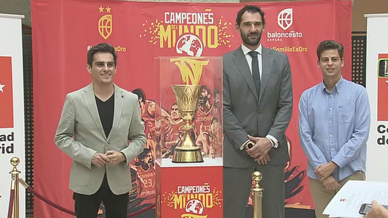 Los madrileños ya posan con la Copa del Mundo