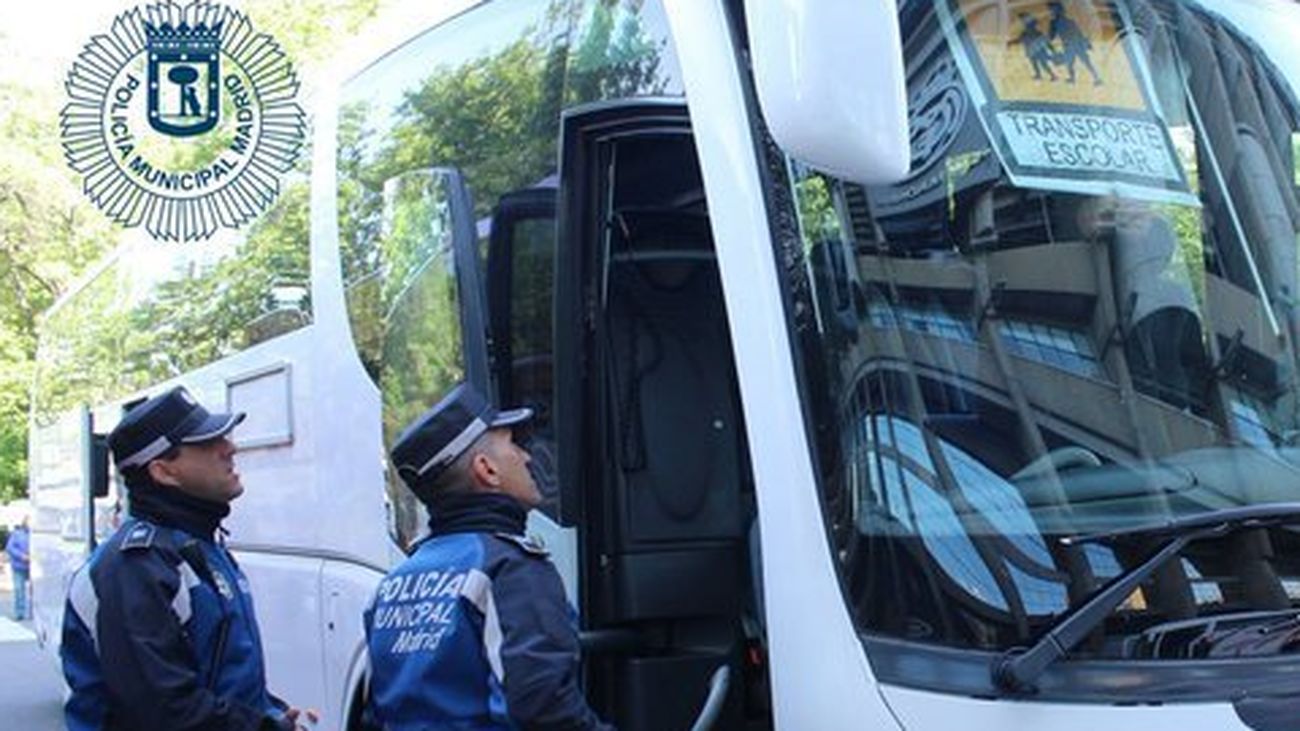 Control de la Policía Municipal de Madrid a un autobús escolar