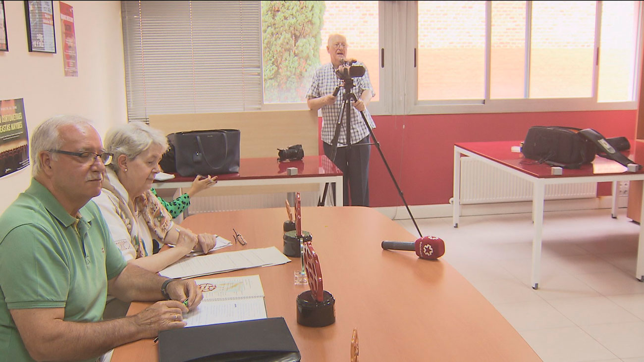 El cinéfilo grupo de mayores de San Fernando de Henares prepara su nuevo cortometraje