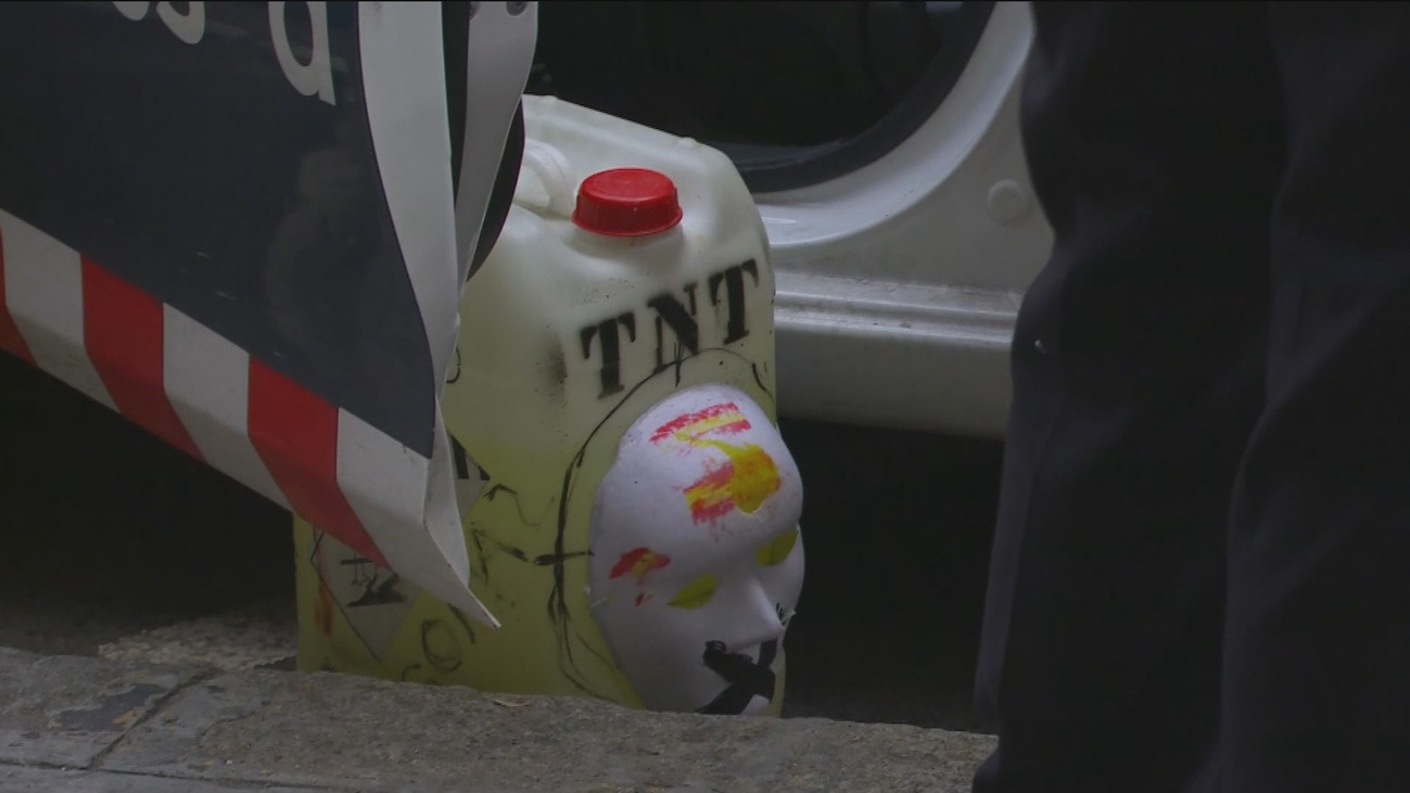 Hallan garrafas con falso explosivo en diversas entidades catalanistas