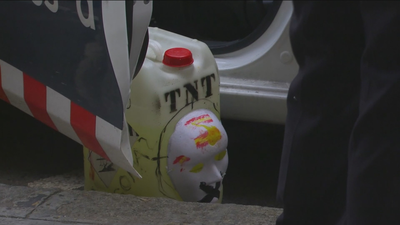 Hallan garrafas con falso explosivo en diversas entidades catalanistas