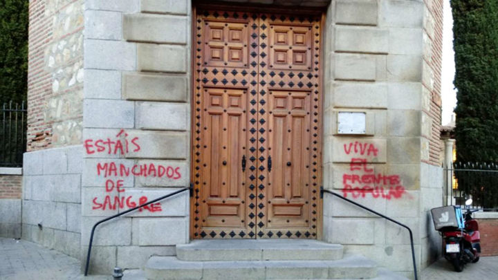 Atacan con pintadas de 'fascistas', 'nazis' y 'asesinos' una iglesia de Fuencarral