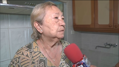 África, vecina afectada por las inundaciones de Arganda, llena tres contenedores con sus pertenencias