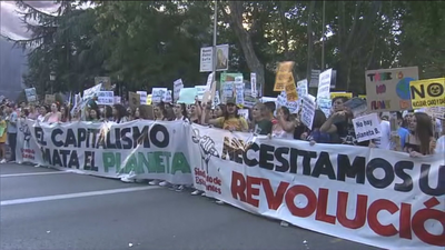 Miles de personas se manifiestan por el clima en Madrid