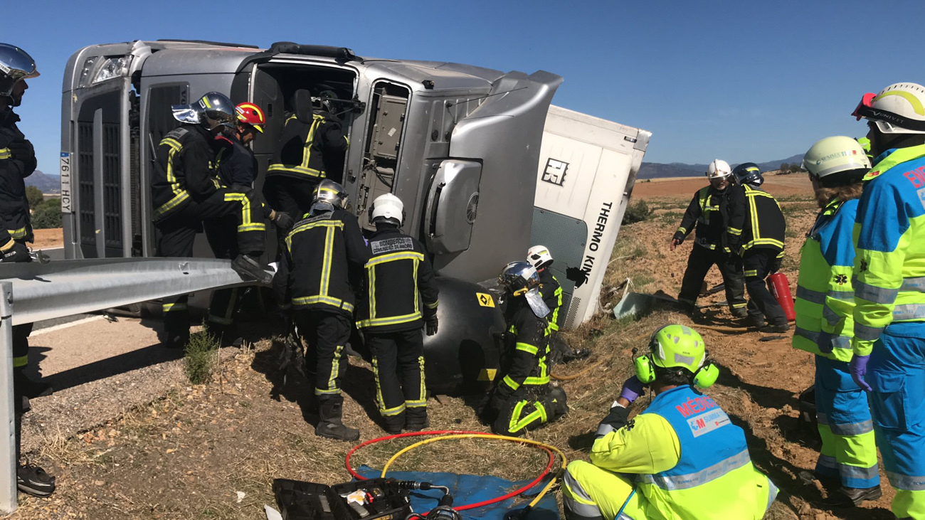 Atrapado por el brazo durante hora y media un camionero que volcó en la N-320