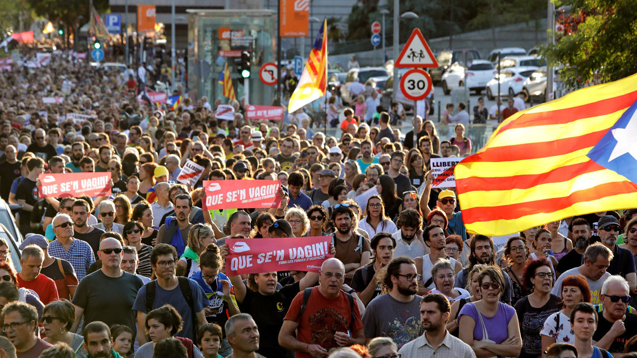 Miles de personas se manifiestan en Sabadell en apoyo a los siete CDR detenidos