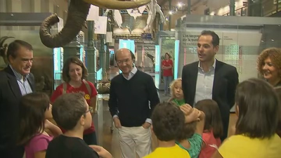 Decenas de niños acampan en el Museo de Ciencias Naturales en apoyo a la investigación