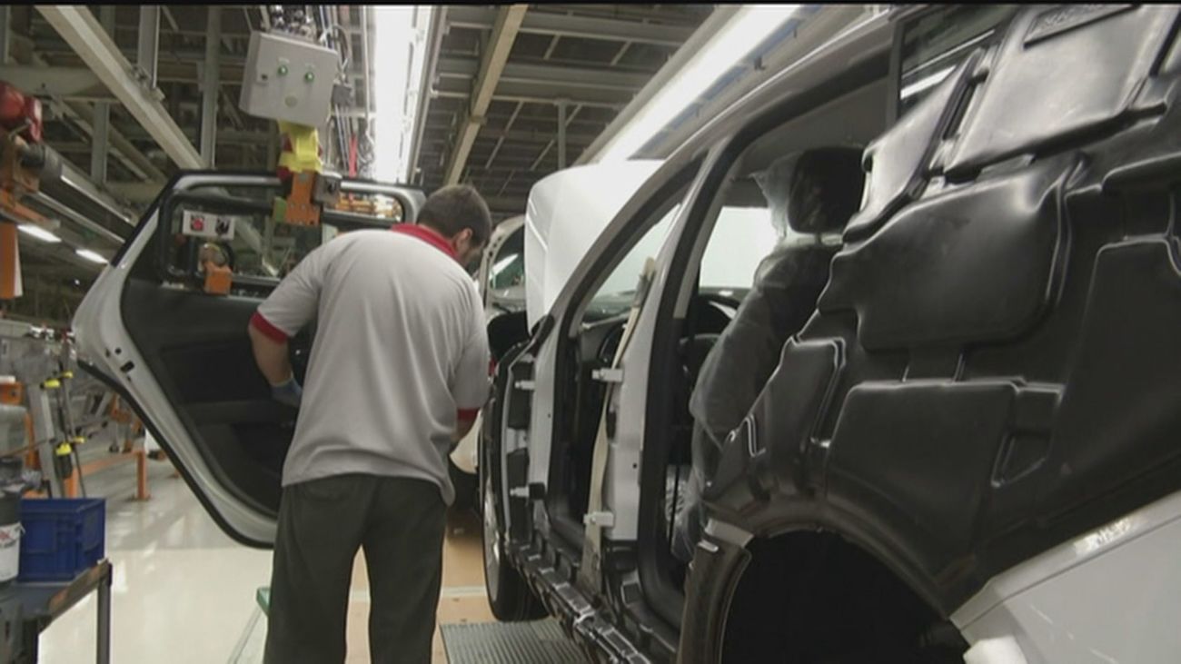 Trabajador en una fábrica de coche