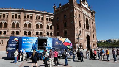 Madrileños comprueban su salud cerebral y agilidad mental en el autobús de la Semana del Cerebro