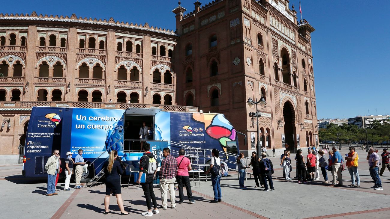 Madrileños comprueban su salud cerebral y agilidad mental en el autobús de la Semana del Cerebro