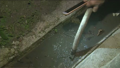 Aguas fecales en los cimientos de unas viviendas en Orcasitas