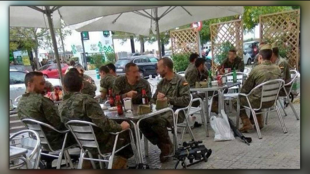 Polémica por unas fotos de legionarios tomando cerveza con las armas en el suelo
