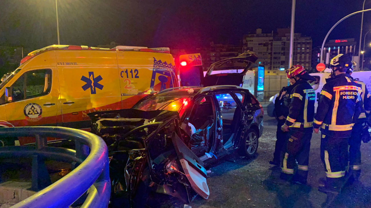Dos heridos al chocar su coche a gran velocidad en el Puente de Ventas