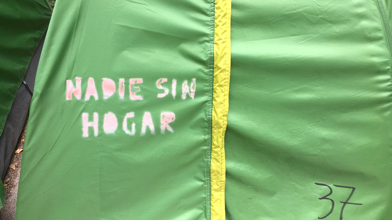 Los sin techo del Prado niegan que sea una "acampada política", como denuncia Almeida