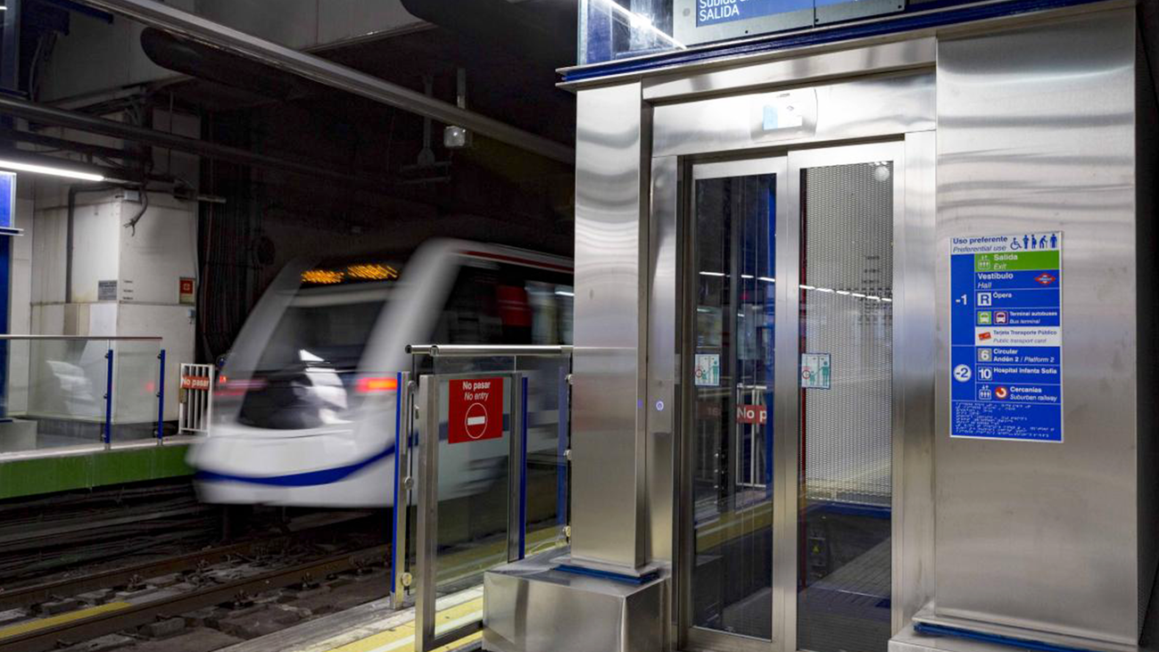 Reclaman ascensores en las estaciones de Puerta del Ángel y Alto de Extremadura de Metro