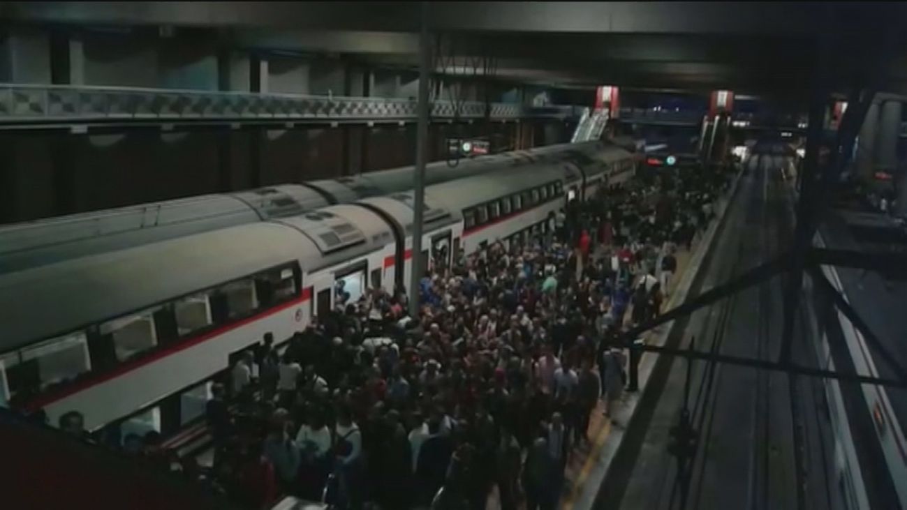 Avería en la estación de Chamartín con grandes retrasos y aglomeraciones