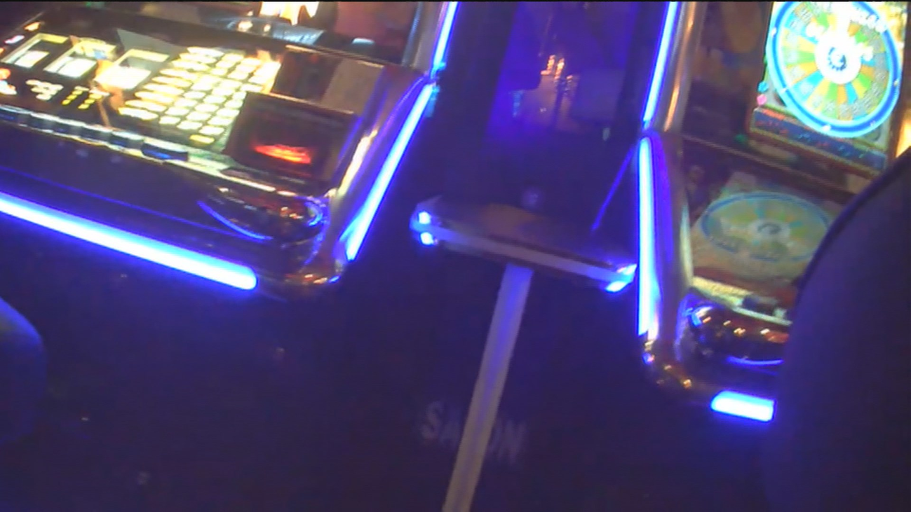 ¿Qué se oculta tras los cristales tintados de una casa de apuestas?