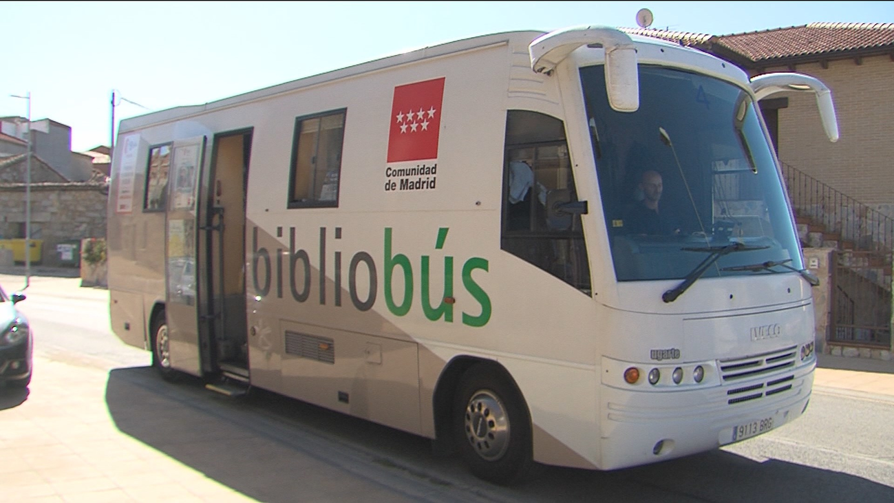 Nos colamos en uno de los últimos bibliobuses que quedan en Madrid