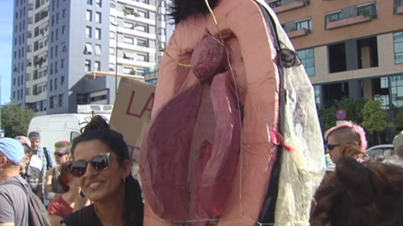 Comienza el juicio a las acusadas de procesionar una vagina de plástico en Sevilla en 2014
