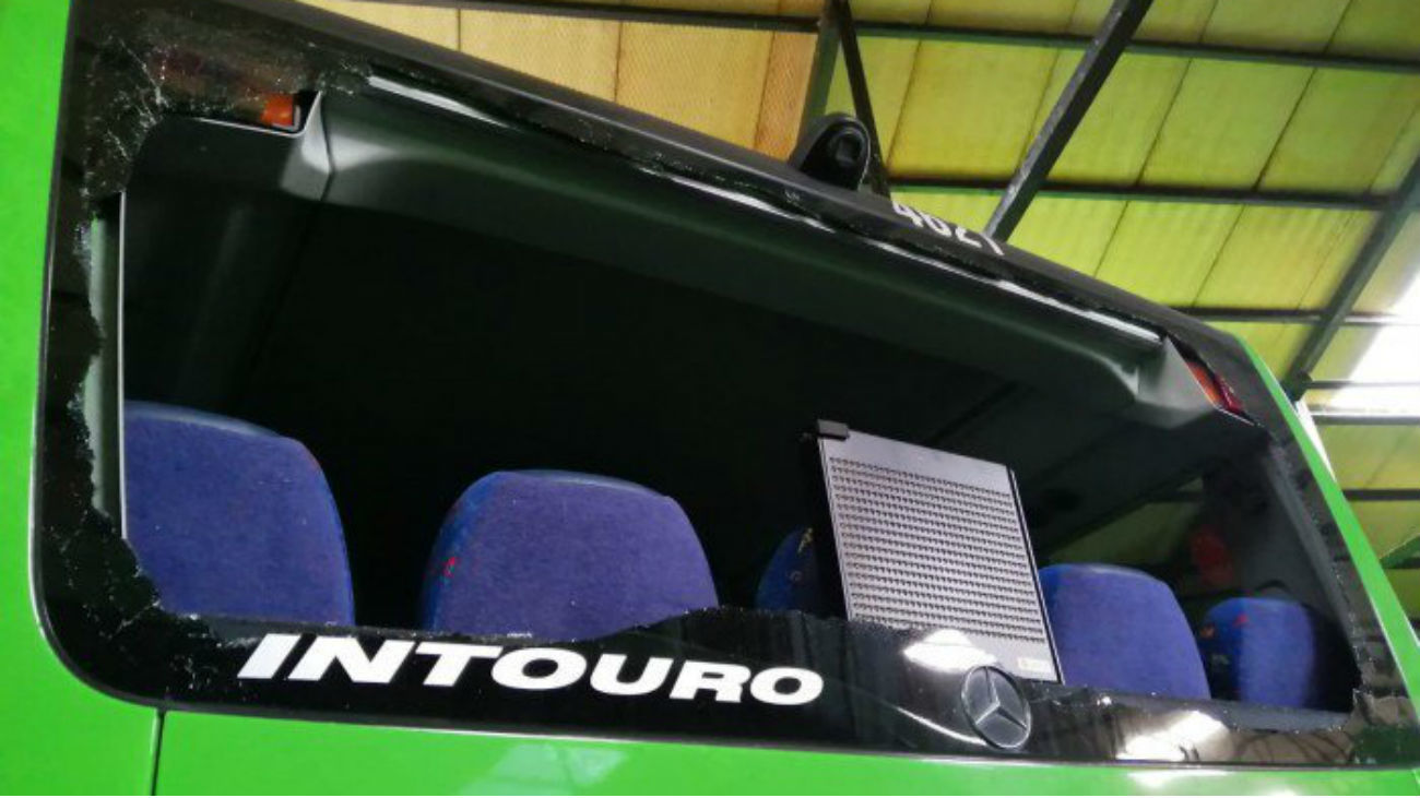 Luna rota de un autocar