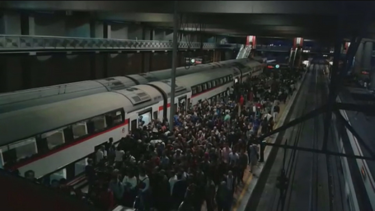 Aglomeraciones, empujones y caídas en Cercanías en plena hora punta