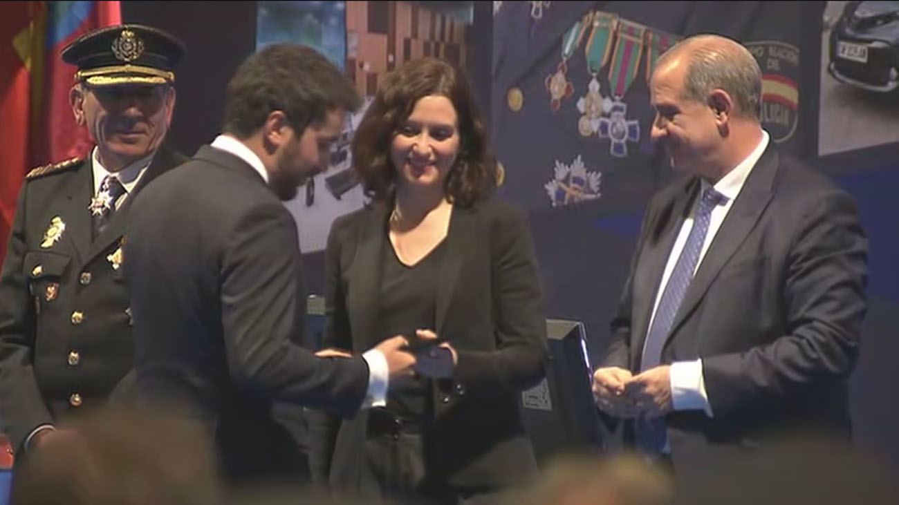 La Policía entrega un reconocimiento al periodista de Telemadrid Roberto Gómez