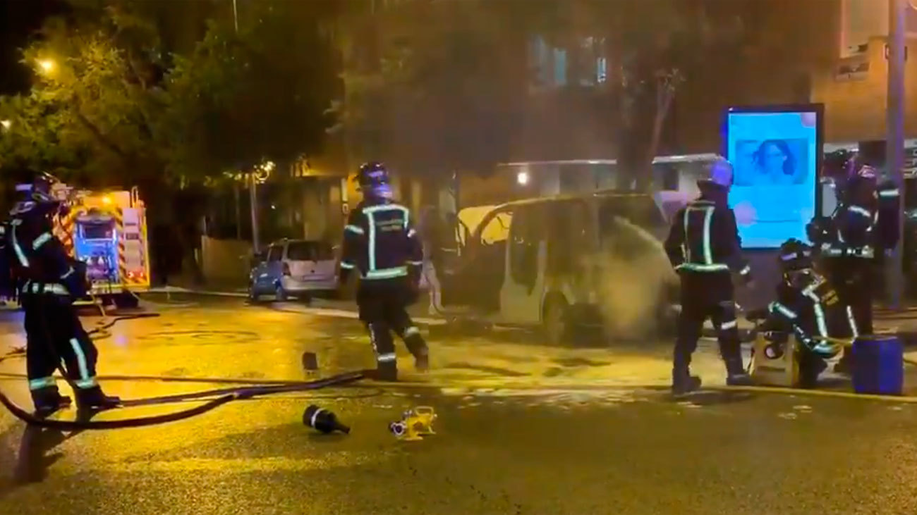 Intervención de los bomberos en el incendio de la furgoneta