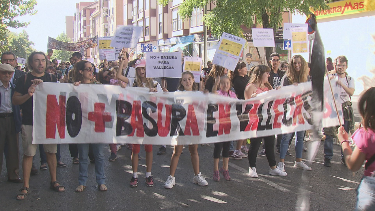 Vecinos de Vallecas protestan contra la llegada de más residuos a Valdemingómez
