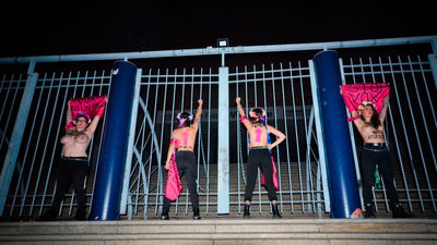 Femen se encadena en Vistalegre para decir que Vox "amenaza la democracia"