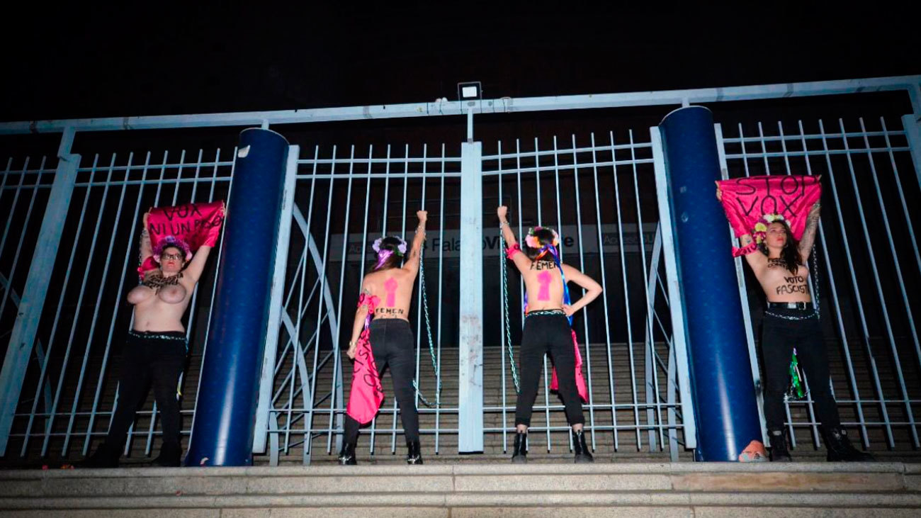 Cuatro activistas del movimiento feminista Femen se han encadenado esta madrugada a las rejas del Palacio de Vistalegre