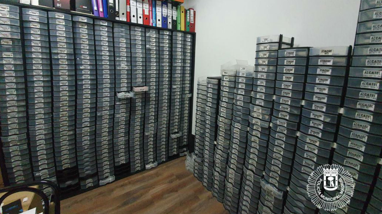 Golpe a la venta de teléfonos móviles falsos en Lavapiés