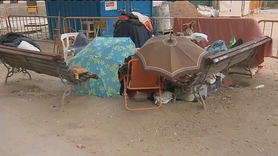 Suciedad, orines, hasta un campamento... Así está la Plaza Dos de Mayo