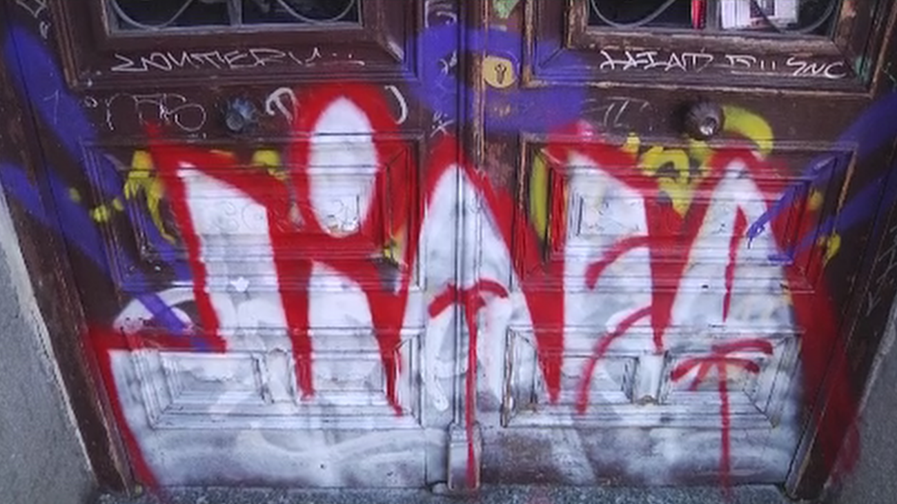 Así trabajan las patrullas 'quitagraffitis' en Madrid