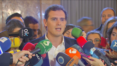 Rivera insta a Sánchez y a Casado a aclarar qué harán en la oposición